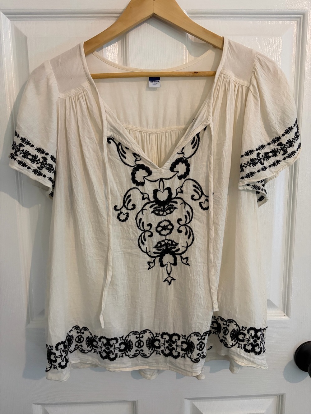 Old Navy Flowy Bohemian Cream Colored Peasant Top with Black Embroidery - Sz XL